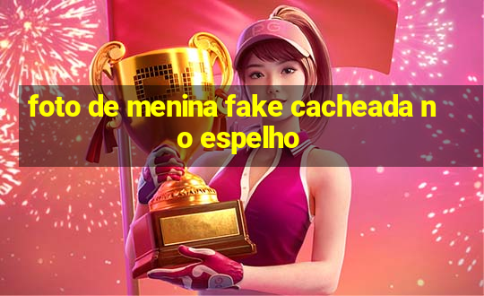 foto de menina fake cacheada no espelho