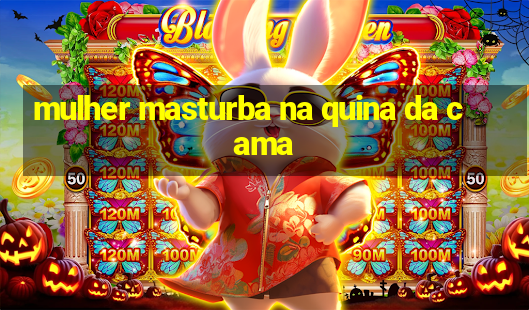 mulher masturba na quina da cama